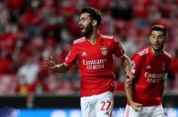 包含全锦赛转会风云：本菲卡盯上锋线强援，梅德韦杰夫或成交易筹码的词条